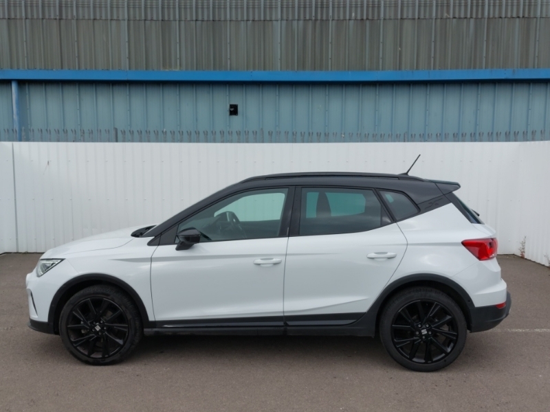 Seat Arona 1.0 Tsi 115 Fr Black Edition Dsg White #4