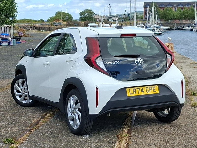 Toyota Aygo X 1.0 Vvt-i Pure LR74GPE White #2