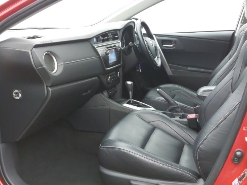 Toyota Auris 1.6 V-matic Icon Multidrive S Red #5