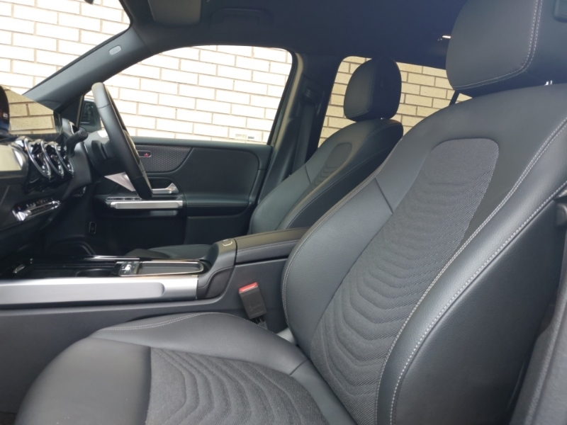 Mercedes-Benz GLB Class Glb 200 Sport Executive 7G-tronic Black #5