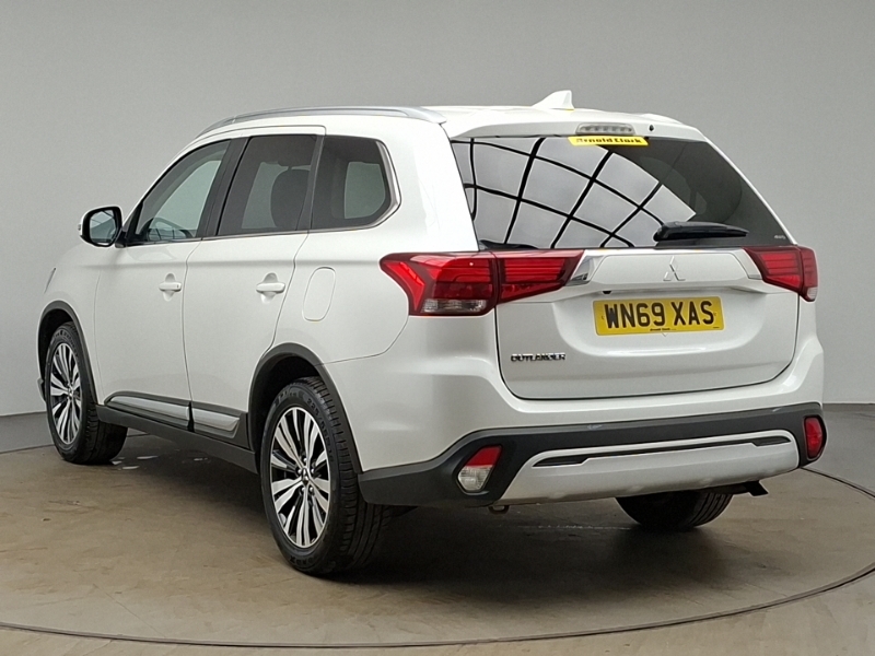 Mitsubishi Outlander 2.0 Exceed Cvt White #2