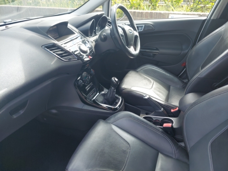 Ford Fiesta Zetec White #5