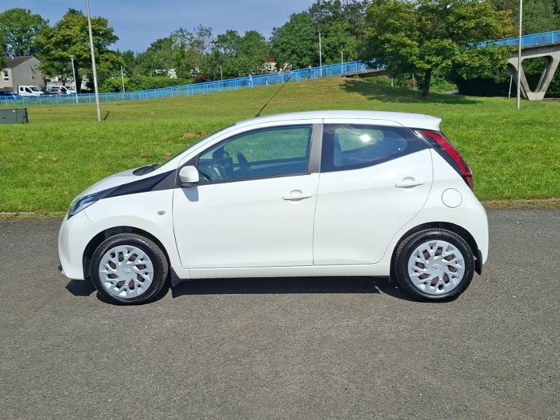 Toyota Aygo 1.0 Vvt-i X-play X-shift White #4