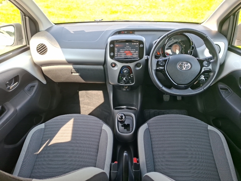 Toyota Aygo 1.0 Vvt-i X-play X-shift White #3