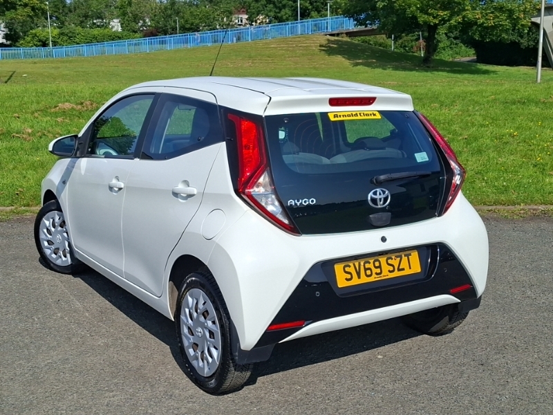 Toyota Aygo 1.0 Vvt-i X-play X-shift White #2