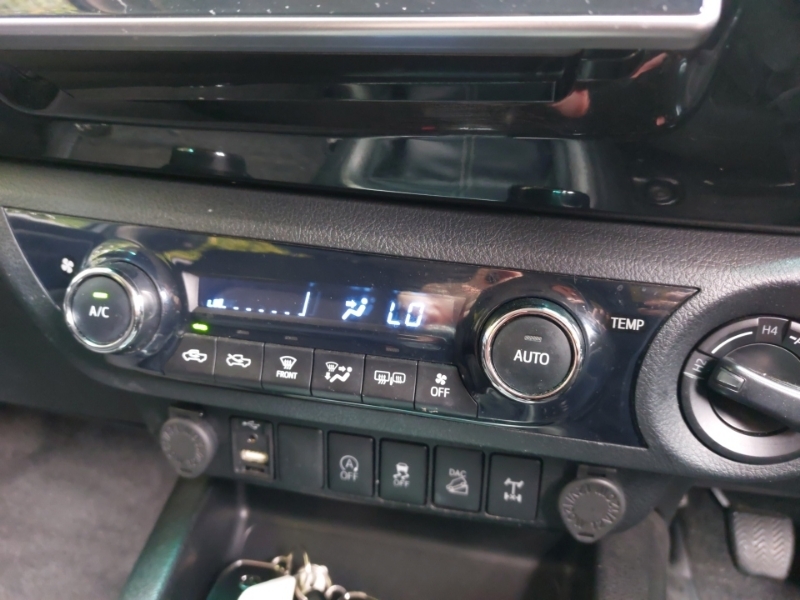 Toyota HILUX D-4d Active Extra Cab White #15