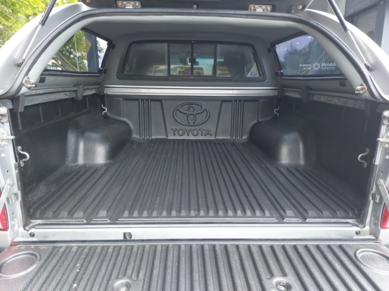 Toyota HILUX D-4d Active Extra Cab White #18