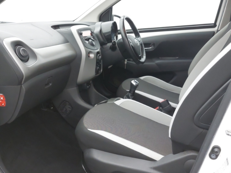 Toyota Aygo 1.0 Vvt-i X-play White #5