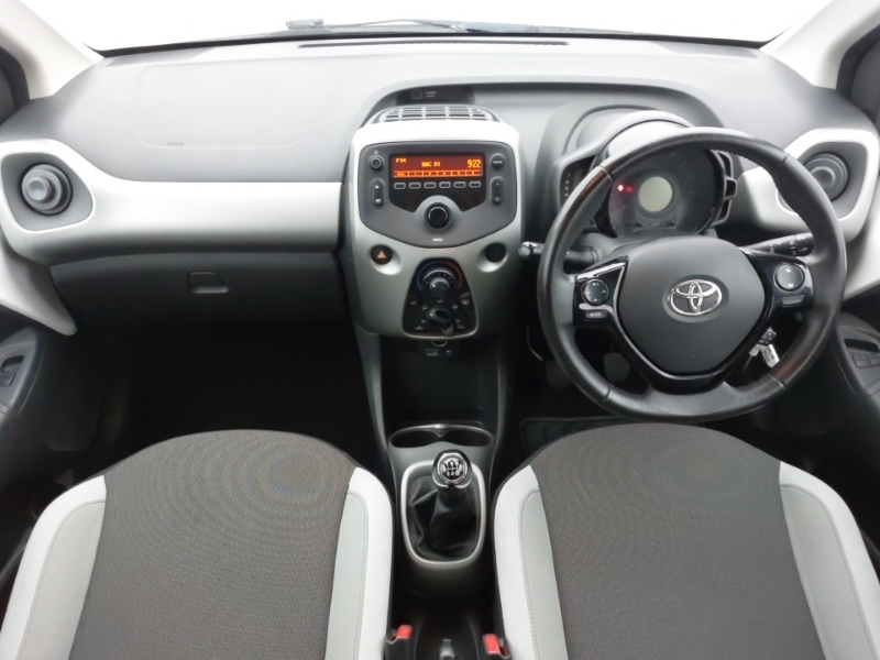Toyota Aygo 1.0 Vvt-i X-play White #3