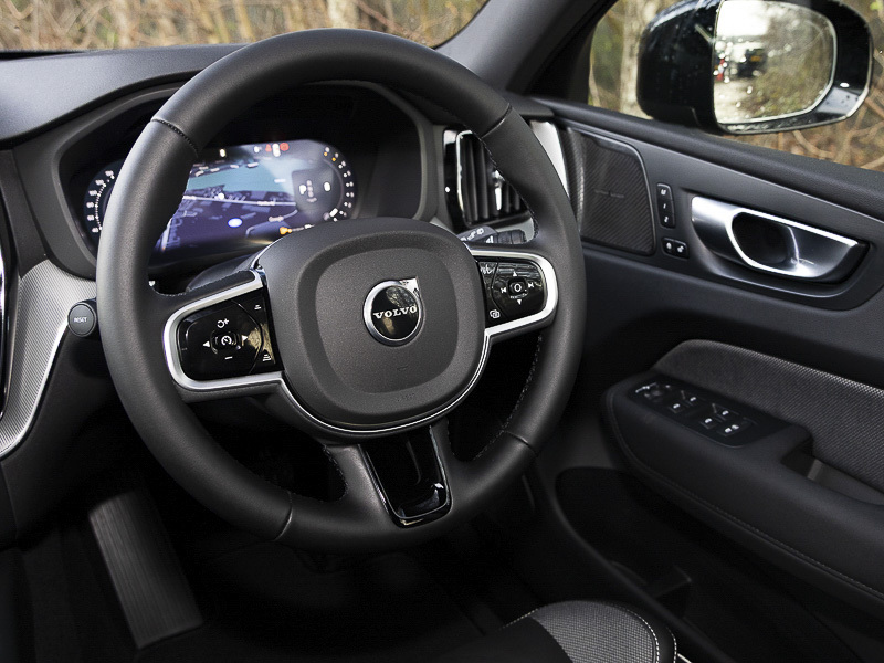 Volvo XC60 Ultra Black #12