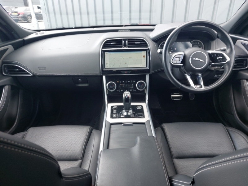 Jaguar XE 2.0 D200 R-dynamic Black Red #3