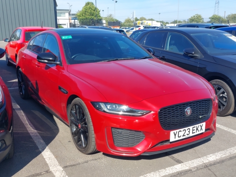 Jaguar XE 2.0 D200 R-dynamic Black Red