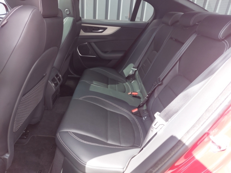 Jaguar XE 2.0 D200 R-dynamic Black Red #6