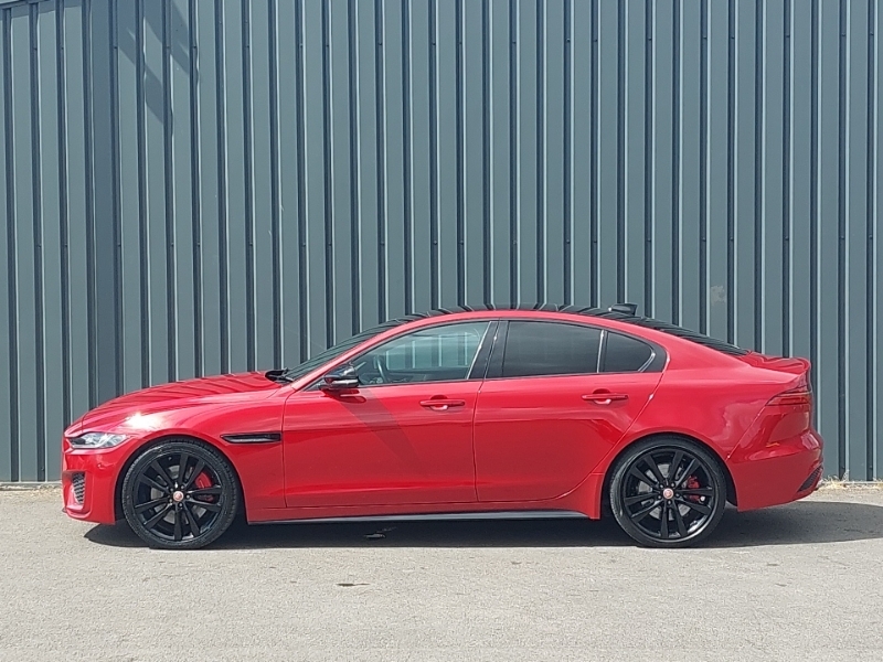 Jaguar XE 2.0 D200 R-dynamic Black Red #4