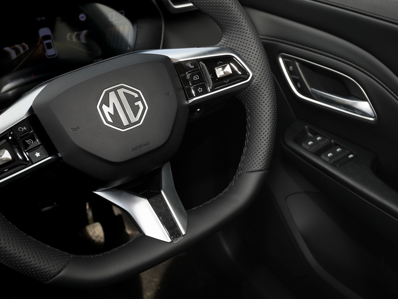 MG ZS 1.5 Hybrid Trophy Black #18