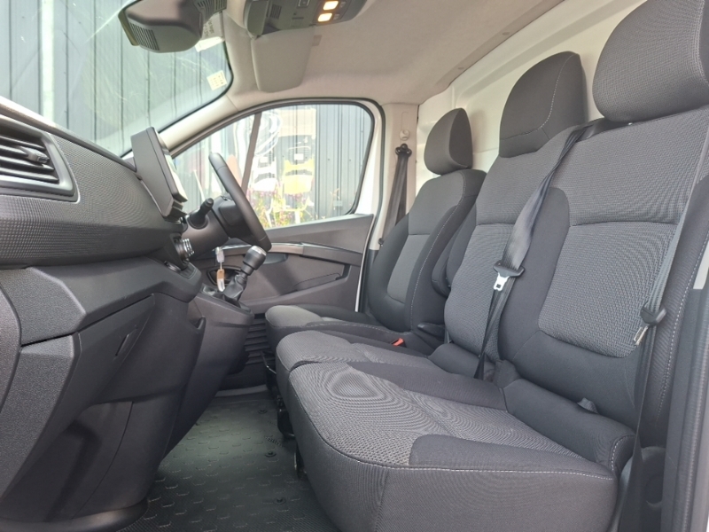Renault Trafic Ll30 Blue Dci 130 Advance Safety Van White #5