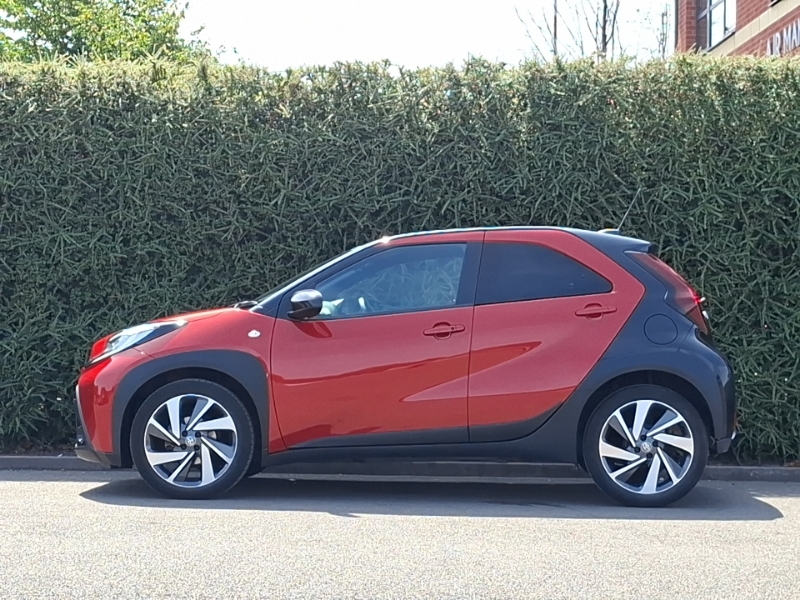 Toyota Aygo X 1.0 Vvt-i Exclusive Red #4