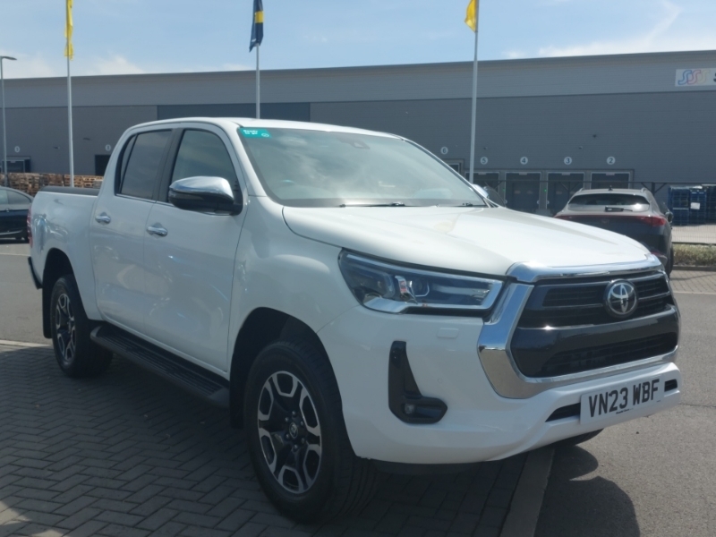 Toyota HILUX Invincible Dcab Pick Up 2.8 D-4d White