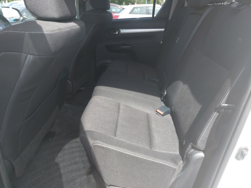 Toyota HILUX Invincible Dcab Pick Up 2.8 D-4d White #6