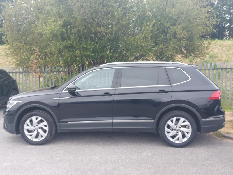 Volkswagen Tiguan Allspace 1.5 Tsi Life Dsg Black #4