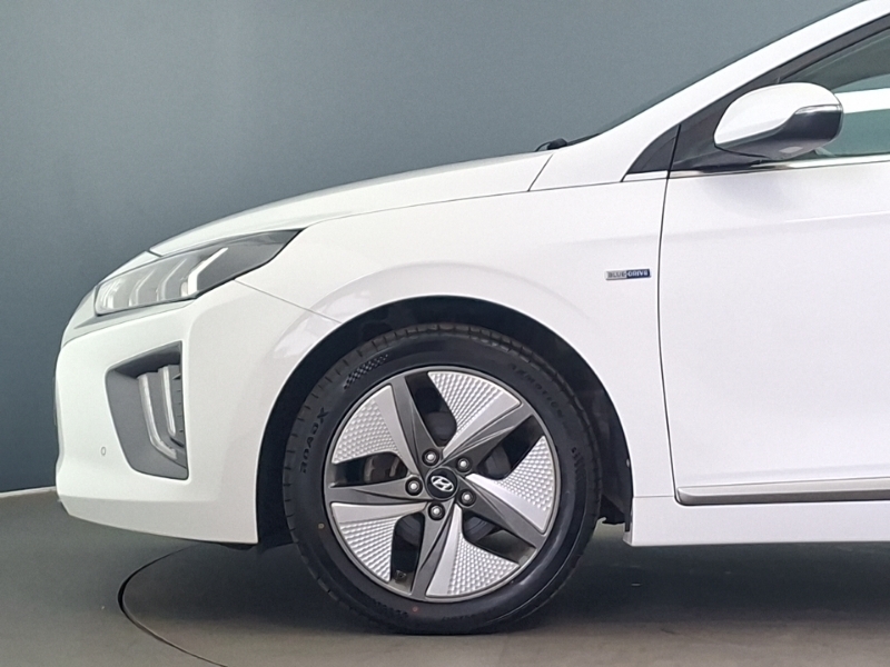 Hyundai Ioniq Hatchback White #19