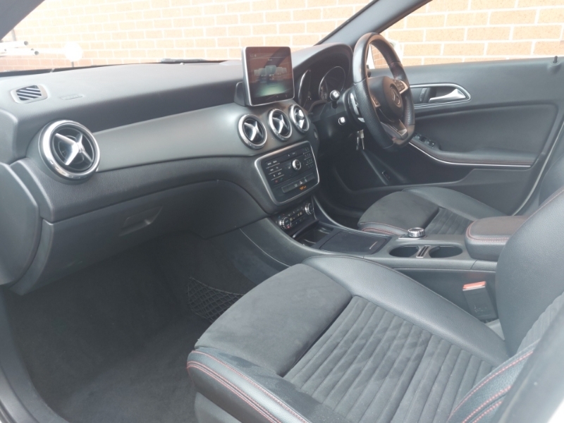 Mercedes-Benz GLA Class Gla 200D Amg Line White #5