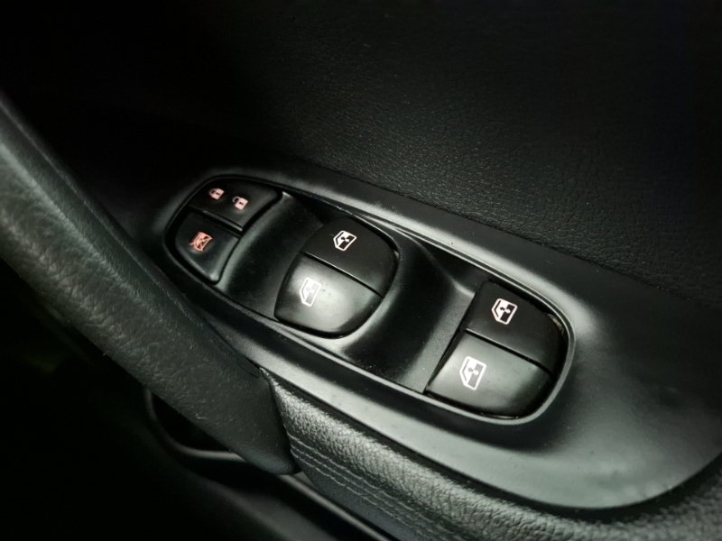 Nissan Qashqai Hatchback Black #15