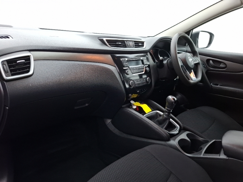 Nissan Qashqai Hatchback Black #5
