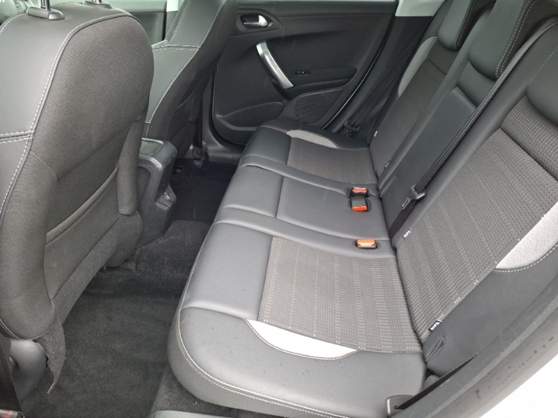 Peugeot 2008 1.2 Puretech Allure Premium Start Stop White #6