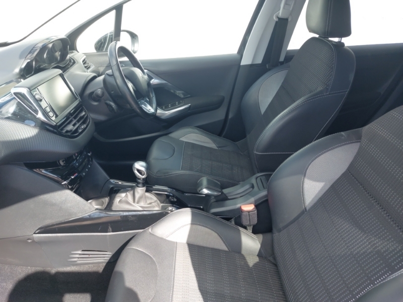 Peugeot 2008 1.6 Bluehdi 120 Allure Black #5