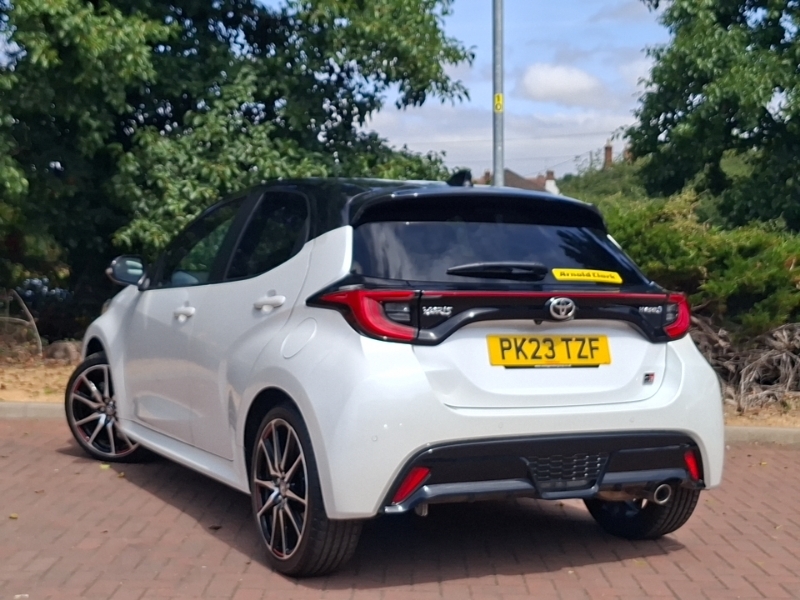 Toyota Yaris Design White #2