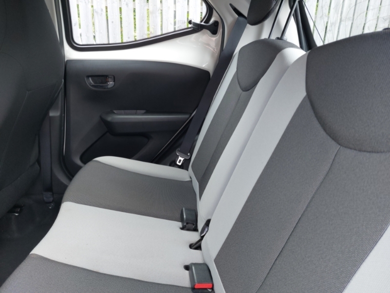 Toyota Aygo 1.0 Vvt-i X-play White #6