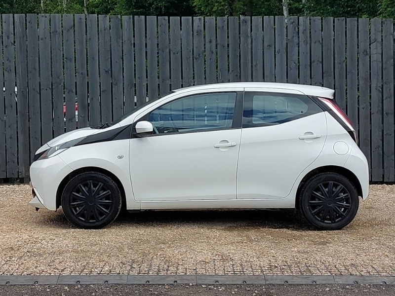 Toyota Aygo 1.0 Vvt-i X-play White #4