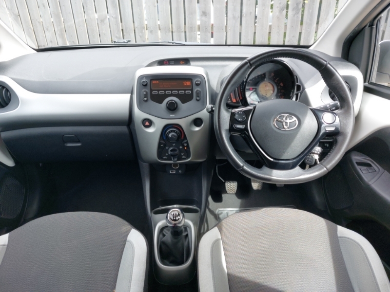 Toyota Aygo 1.0 Vvt-i X-play White #3