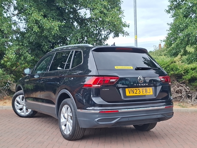 Volkswagen Tiguan Allspace 1.5 Tsi Life Dsg VN23EBJ Black #2