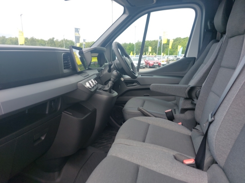 Renault Master Lm35 Blue Dci 150 Advance Medium Roof Van White #5
