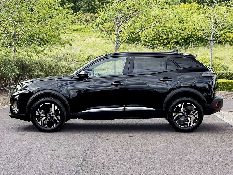 Peugeot 2008 1.2 Puretech Allure Black #4