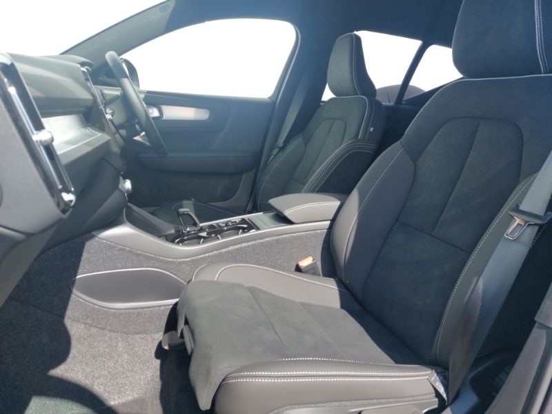 Volvo XC40 2.0 B4p Plus Black Edition SK75VYV Blue #5