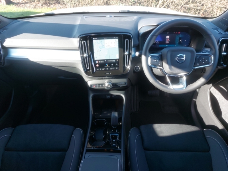 Volvo XC40 2.0 B3p Plus Black Edition SY75MXD White #3