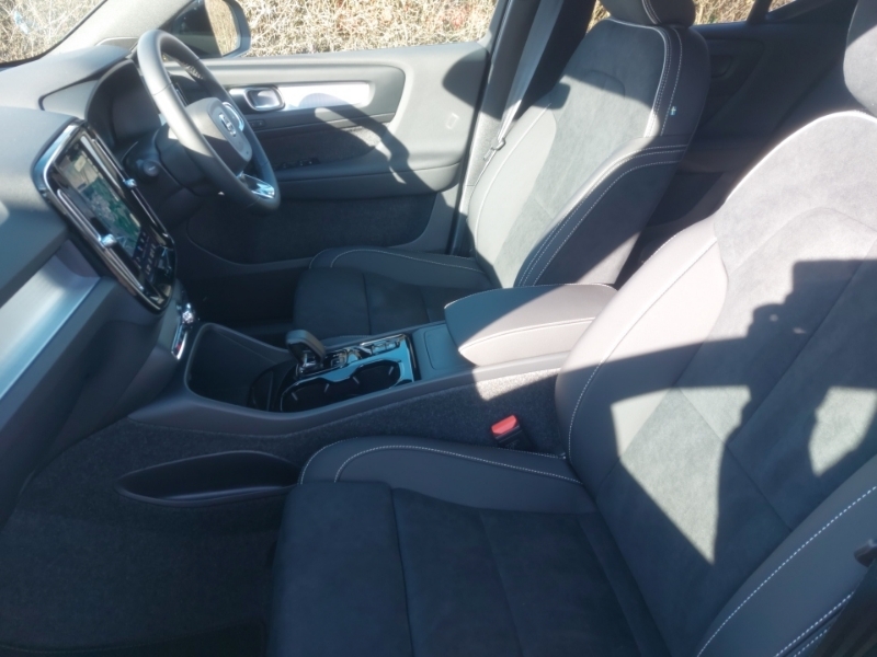 Volvo XC40 2.0 B3p Plus Black Edition SY75MXD White #5