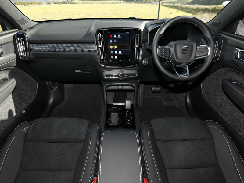 Volvo XC40 2.0 B3p Plus Pro Black Edition Black #3