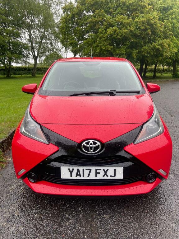 Toyota Aygo 1.0 Vvt-i X-play Red #2