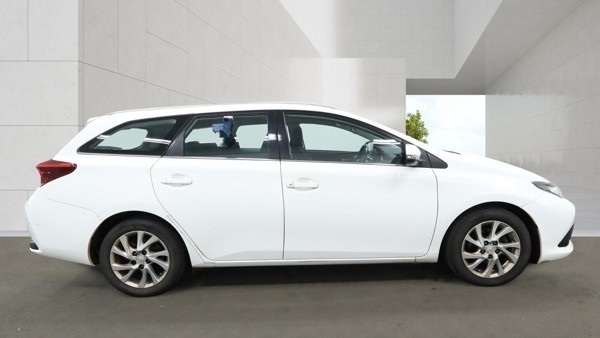 Toyota Auris D-4d Business Edition Touring White #4
