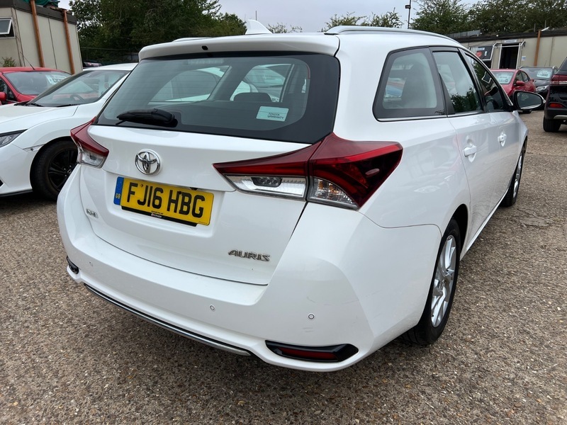 Toyota Auris D-4d Business Edition Touring White #6