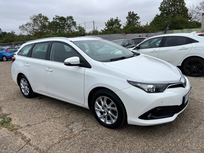 Toyota Auris D-4d Business Edition Touring White #4