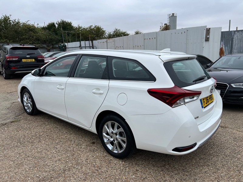 Toyota Auris D-4d Business Edition Touring White #5