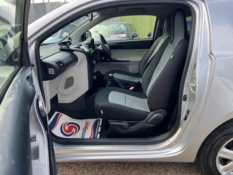Toyota IQ Hatchback 1.0 White #14