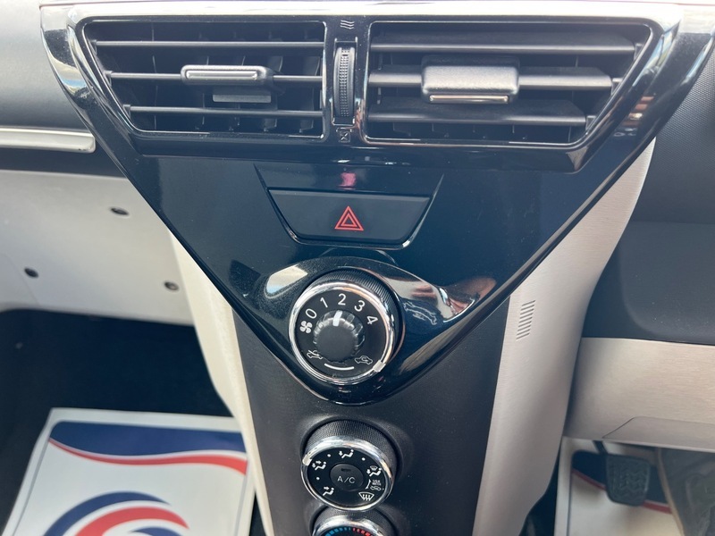 Toyota IQ Hatchback 1.0 White #24