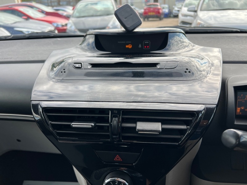 Toyota IQ Hatchback 1.0 White #25