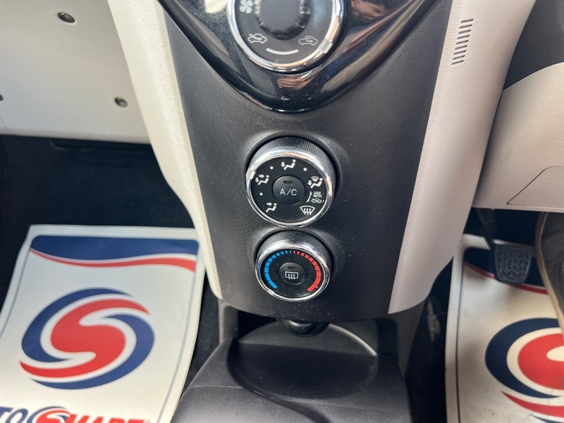 Toyota IQ Hatchback 1.0 White #23